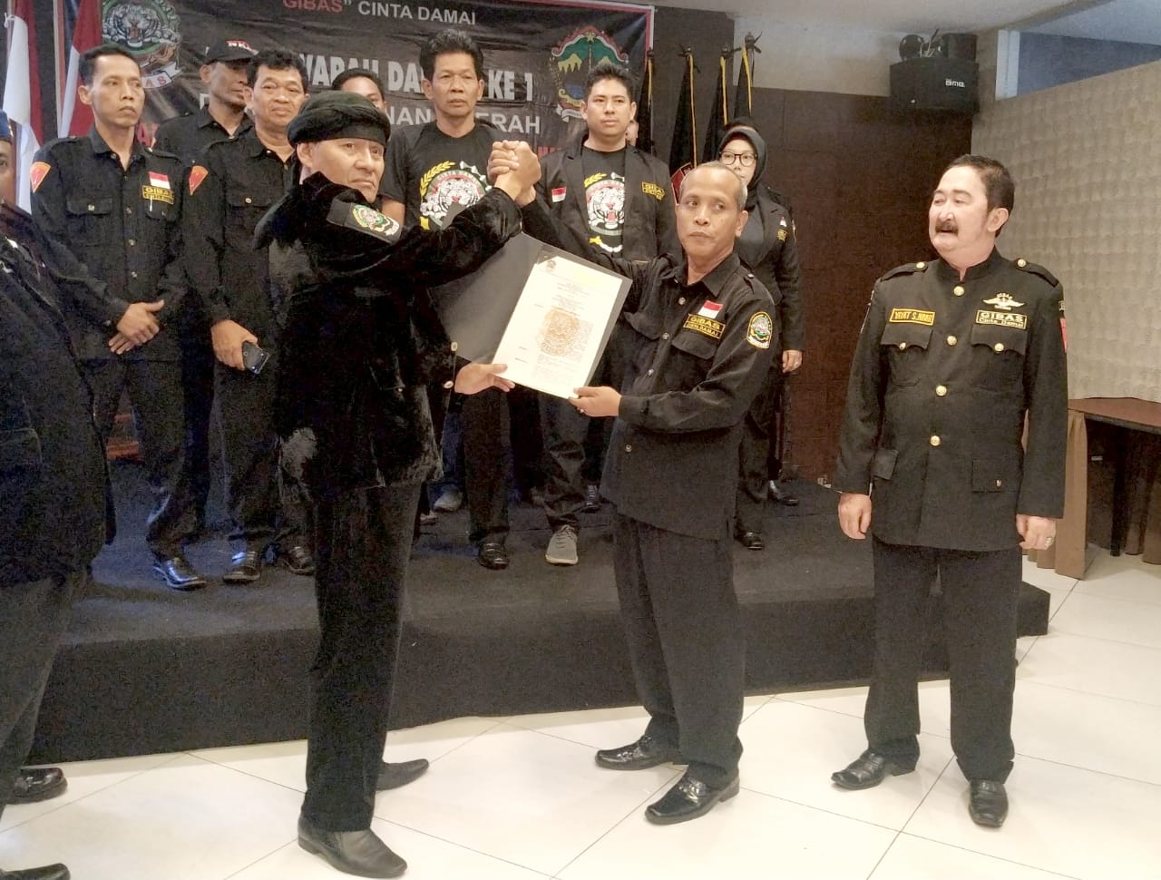 Rokhiyanto ( No.2 dari kanan), saat menerima surat keputusan pengukuhan sebagai ketua DPD I Gibas Jawa Tengah dari Ketua Umum DPP Gibas / foto cak wer