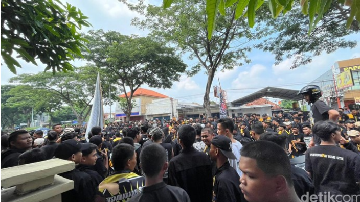 Ratusan Pesilat Geruduk PN Mojokerto Kawal 6 Rekannya Terdakwa Pengeroyokan