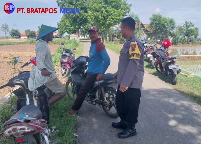 Bhabinkamtibmas Polres Blora Sambangi Warga di Sawah, Ingatkan Waspada Curanmor di Sawah
