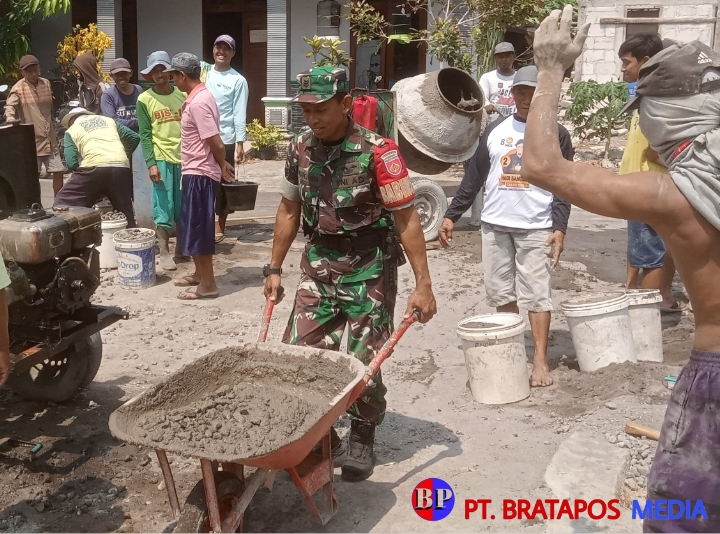 Perbaiki Infrastruktur Kampung, Babinsa Bantu Warga Cor Jalan