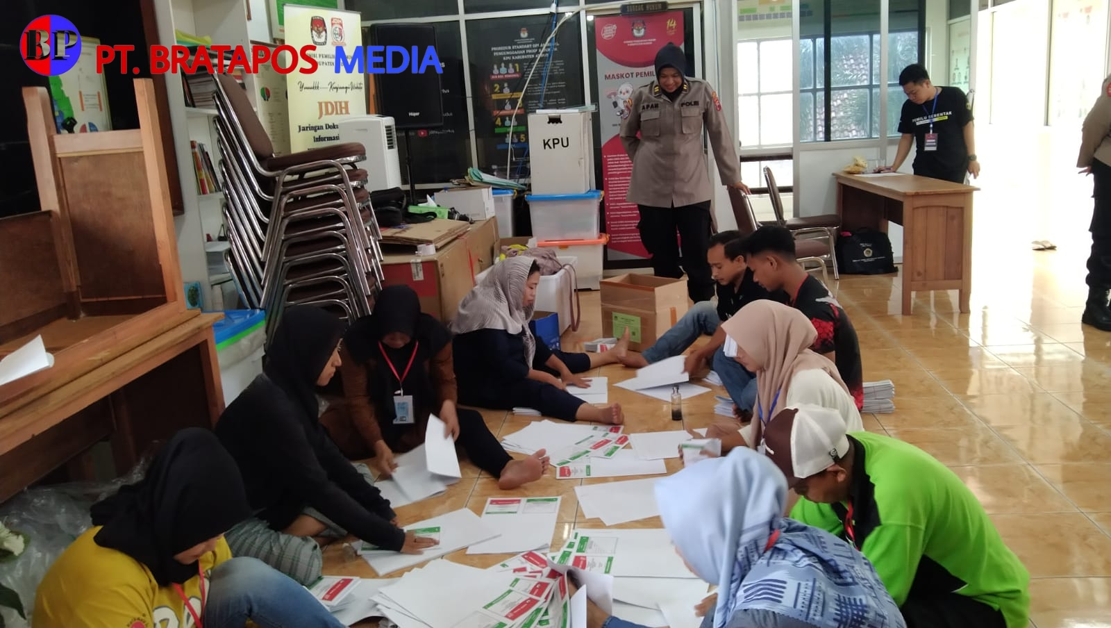 Kapolres Kudus Terjunkan Anak Buahnya untuk Pantau Langsung Penyortiran dan Pelipatan Surat Suara di Gedung KPU Kudus