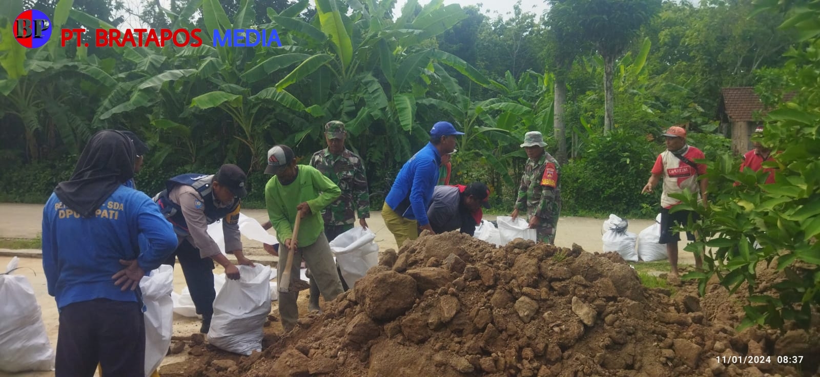 Antisipasi Banjir, Bhabinkamtibmas Desa Angkatan Lor Bersama Warga Kerja Bakti Pembuatan Tanggul Sungai