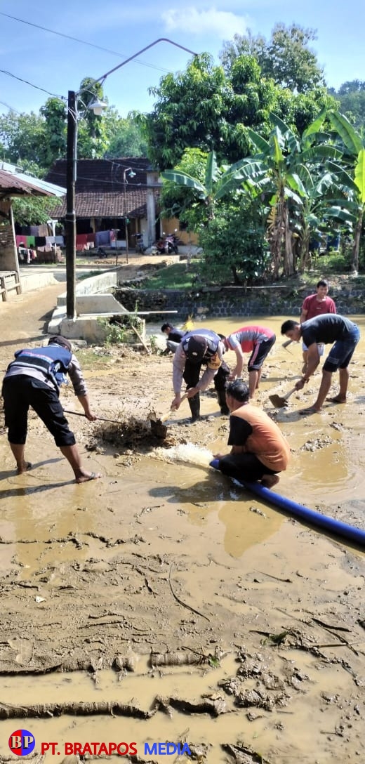 Sinergitas TNI-Polri, Kapolsek Sukolilo Pimpin Kerja Bakti Bersihkan Sungai Ploso Kuning Pasca Banjir Bandang