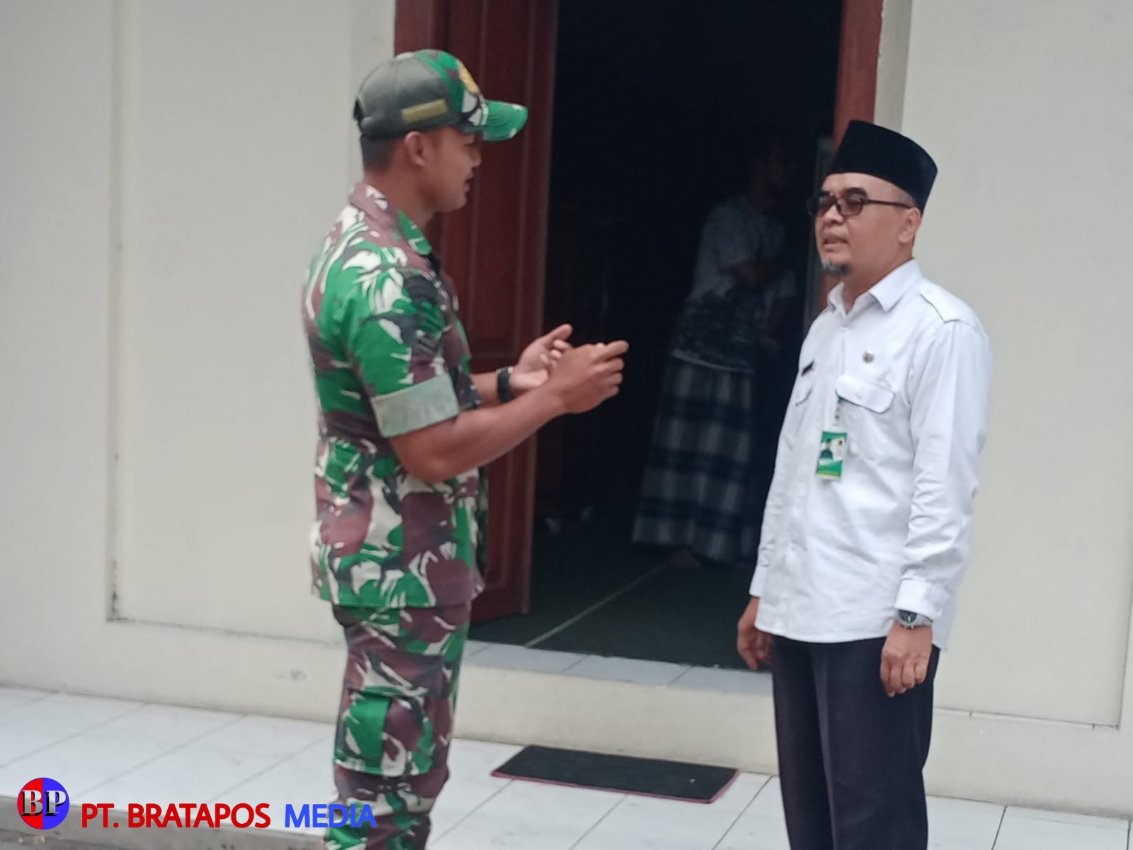 Pupuk Kebersamaan, Babinsa Serengan Komsos dengan Tokoh Agama