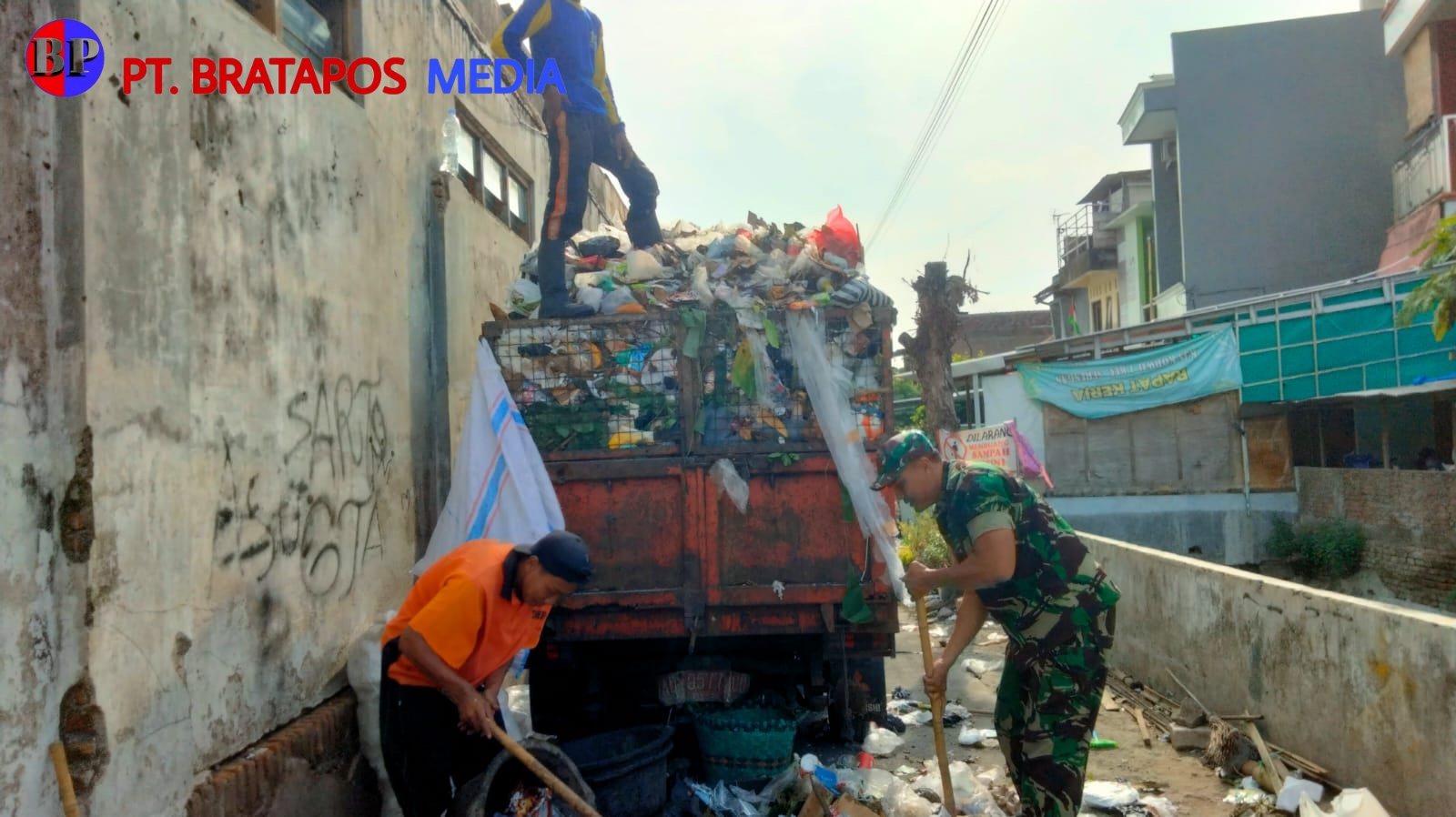 Wujud Nyata, Bati Bakti TNI bersama DKP Bersihkan Sampah Warga