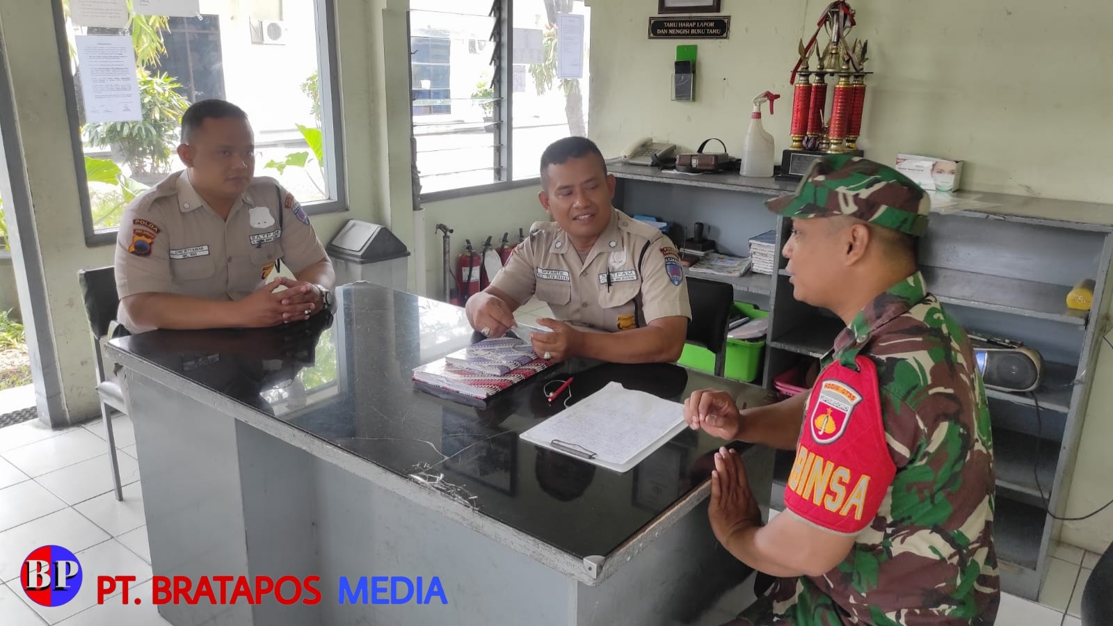 Babinsa Kratonan Bersinergi dengan Security Demi Ciptakan keamanan Wilayah