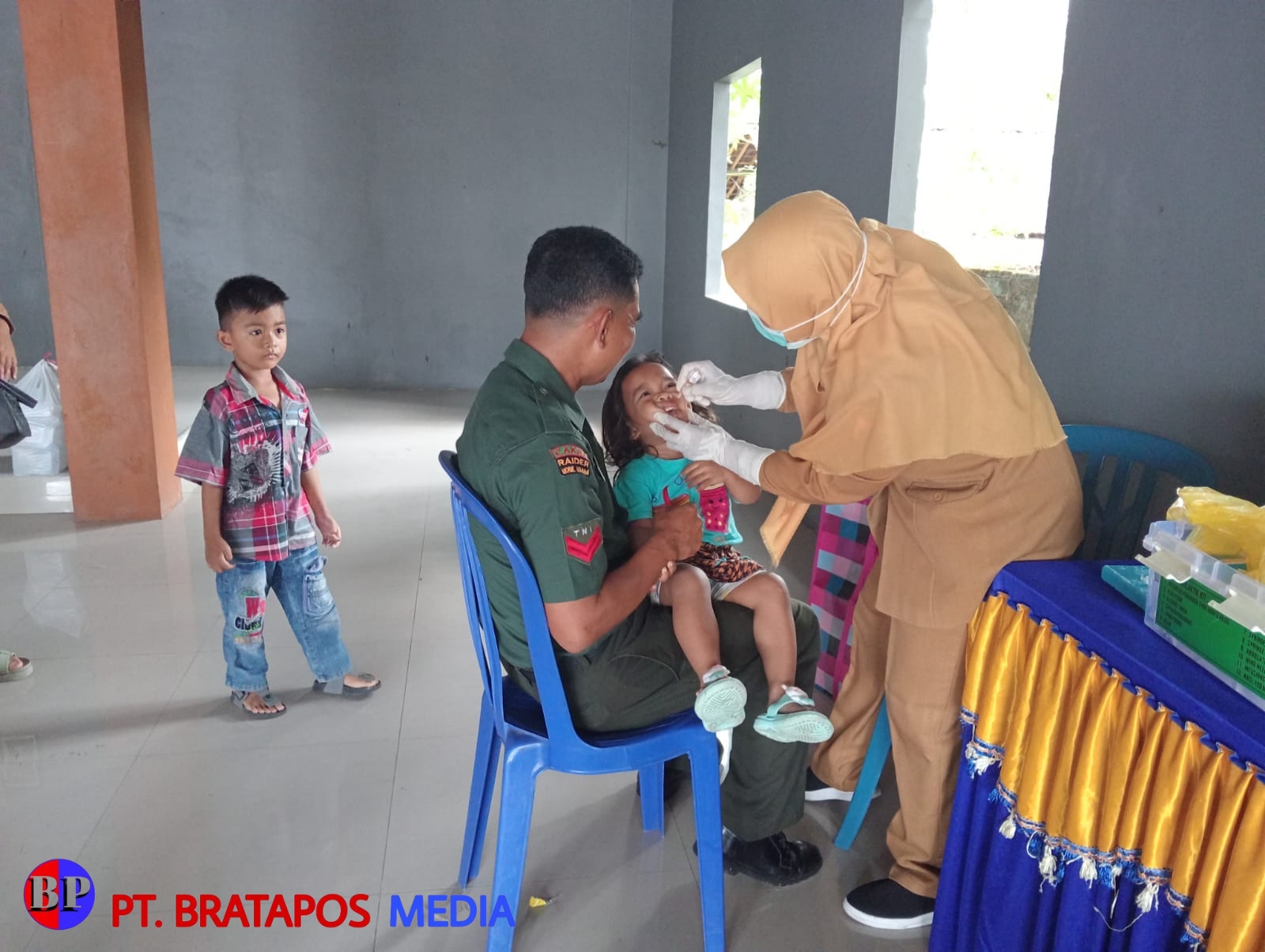 Wujudkan Balita Bebas dari Polio, Babinsa Dampingi Nakes Pemberian Vaksin