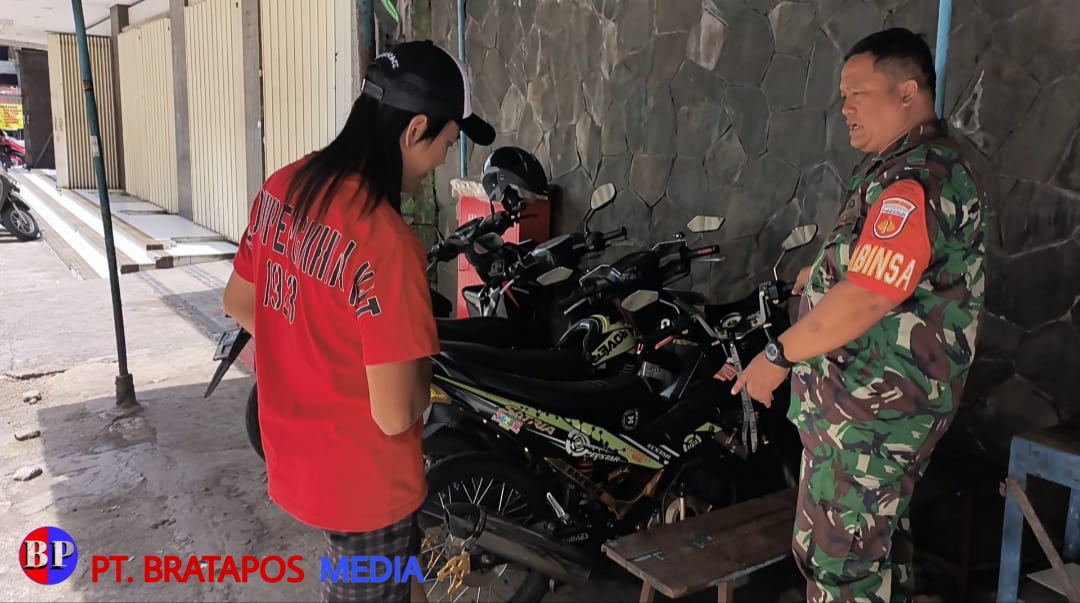 Jalin Keakraban, Babinsa Beri Himbauan Warga Tentang Knalpot Brong