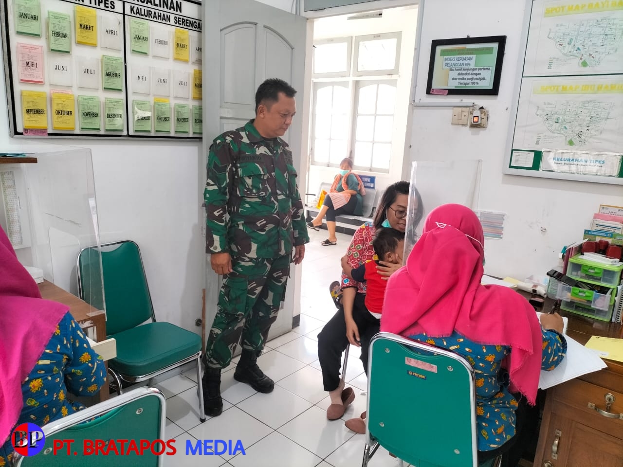 Babinsa Jayengan Dampingi Petugas Kesehatan dalam Imunisasi