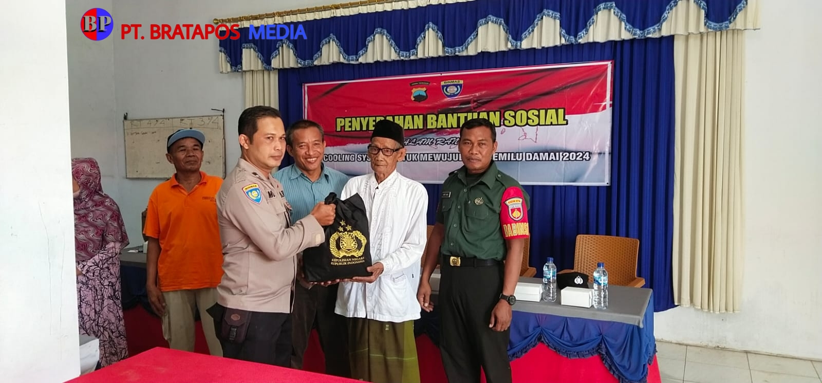 Bagikan Bansos, Kasat Binmas Polres Demak Ajak Masyarakat Ciptakan Pemilu Damai