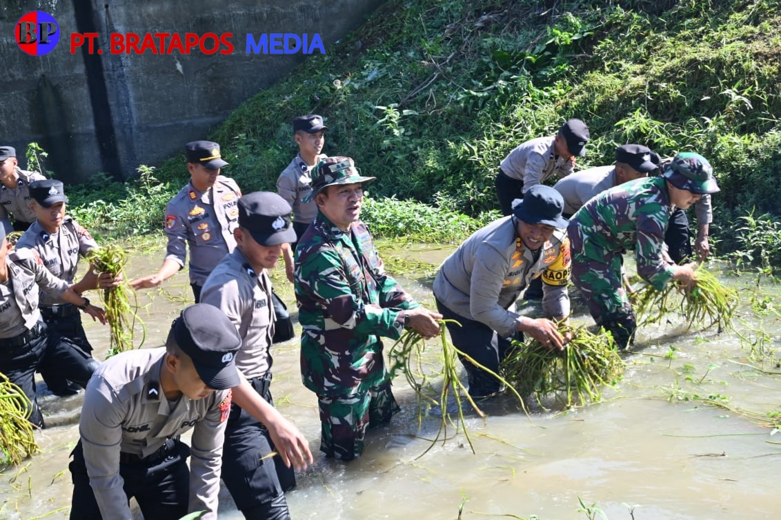 Kodim 0726/Sukoharjo dan Polres Sukoharjo Bersihkan Sungai Siluwur di Tegalsari