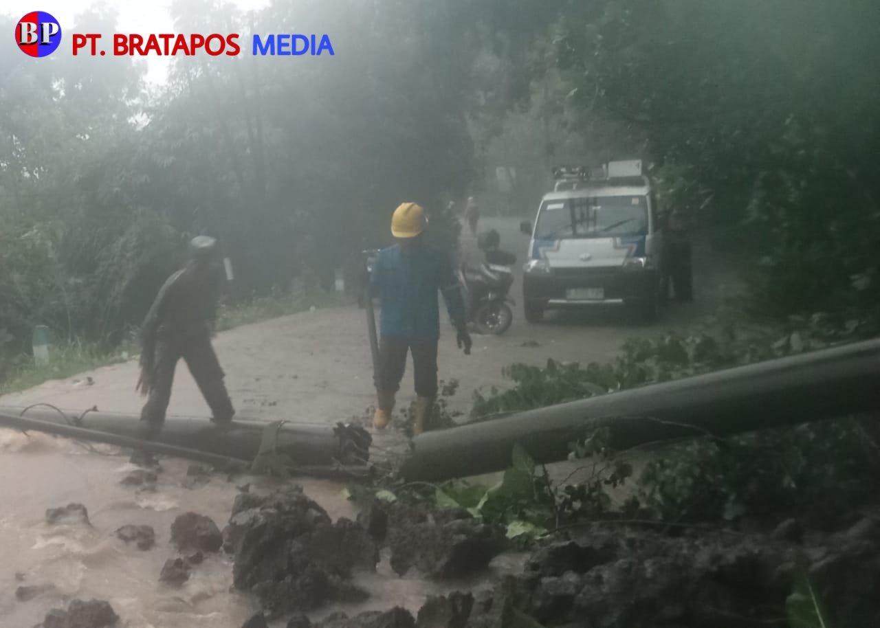 Hujan Deras Tak Halangi Babinsa Bertindak Cepat