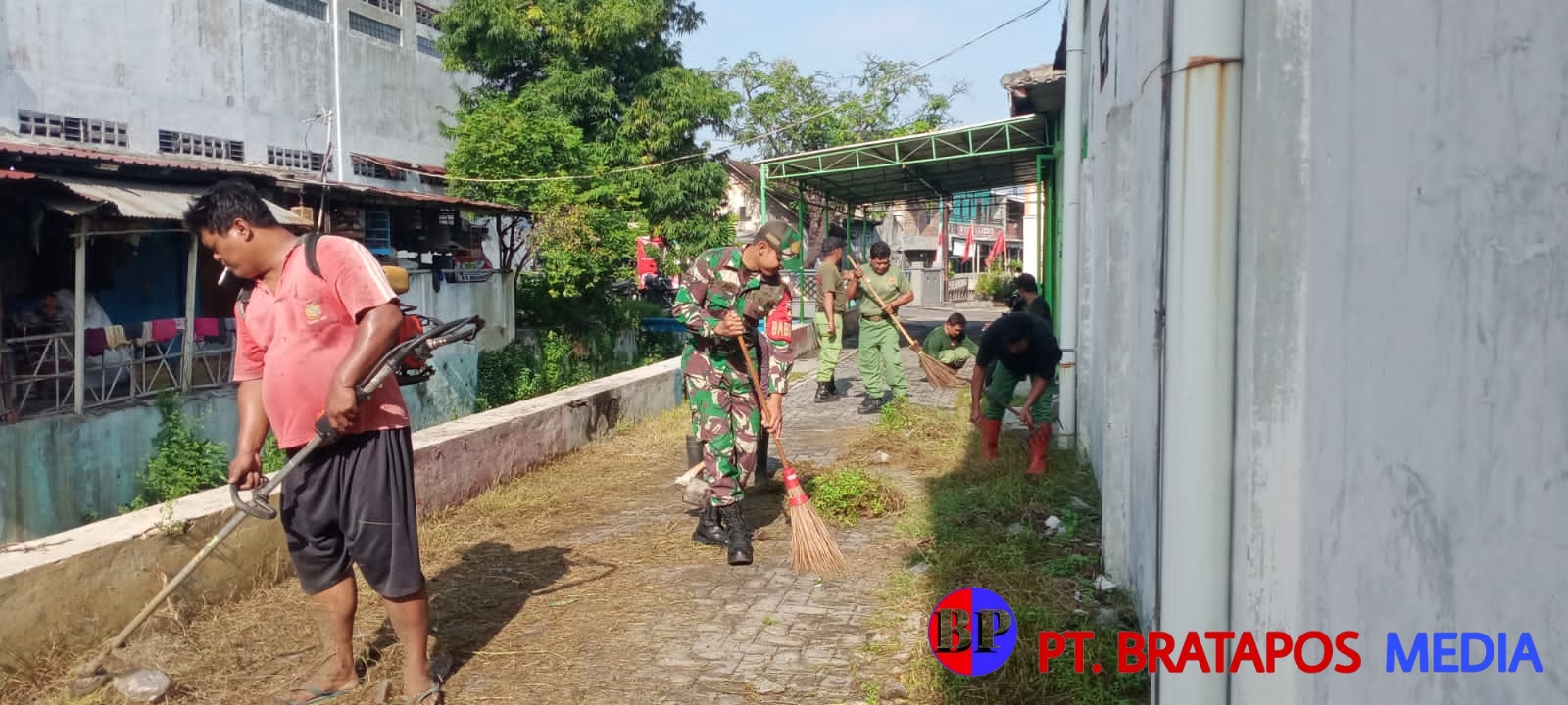 Minggu Bersih, Babinsa Serengan bersama Warga Gotong Royong Bersihkan Lingkungan