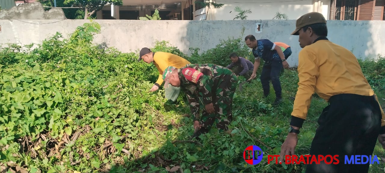 Peduli Kebersihan Lingkungan, Babinsa Joyotakan bersama Perangkat Kelurahan Kerja Bakti