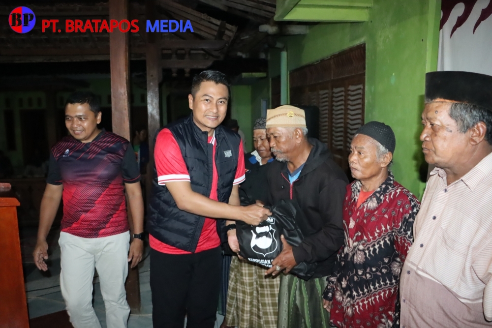 Polisi di Grobogan Bagikan Sembako ke Warga Kurang Mampu