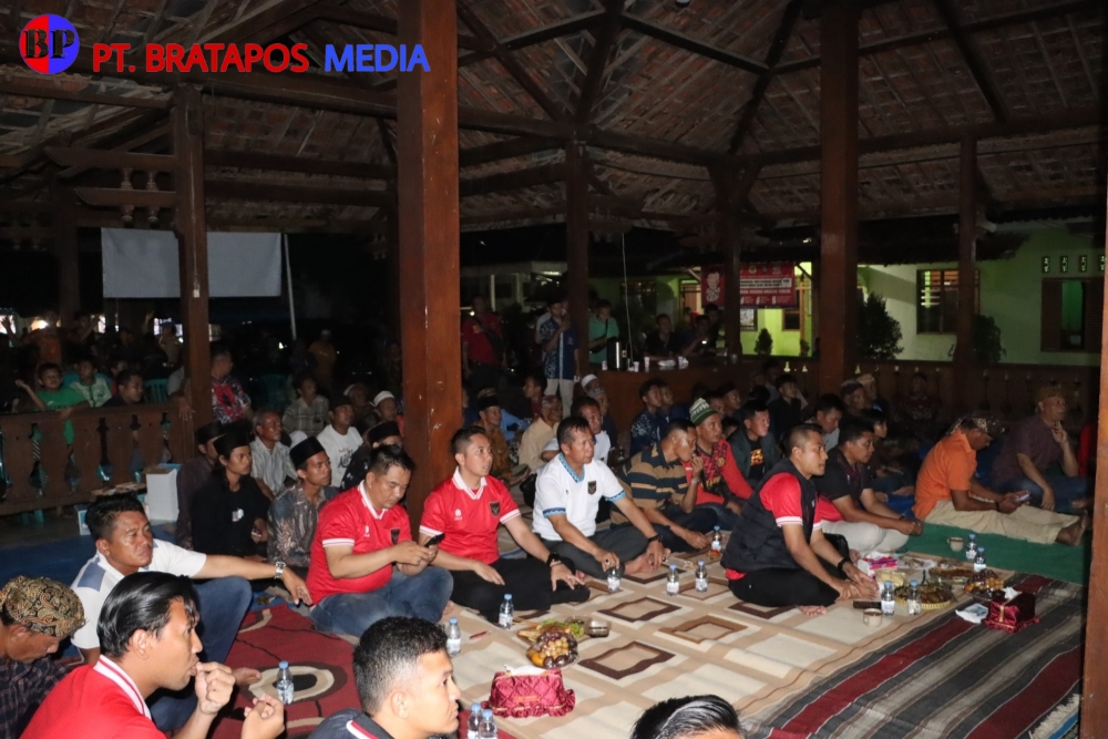 Nobar Pertandingan Bola dengan Warga, Polres Grobogan Selipkan Pesan Pemilu Damai
