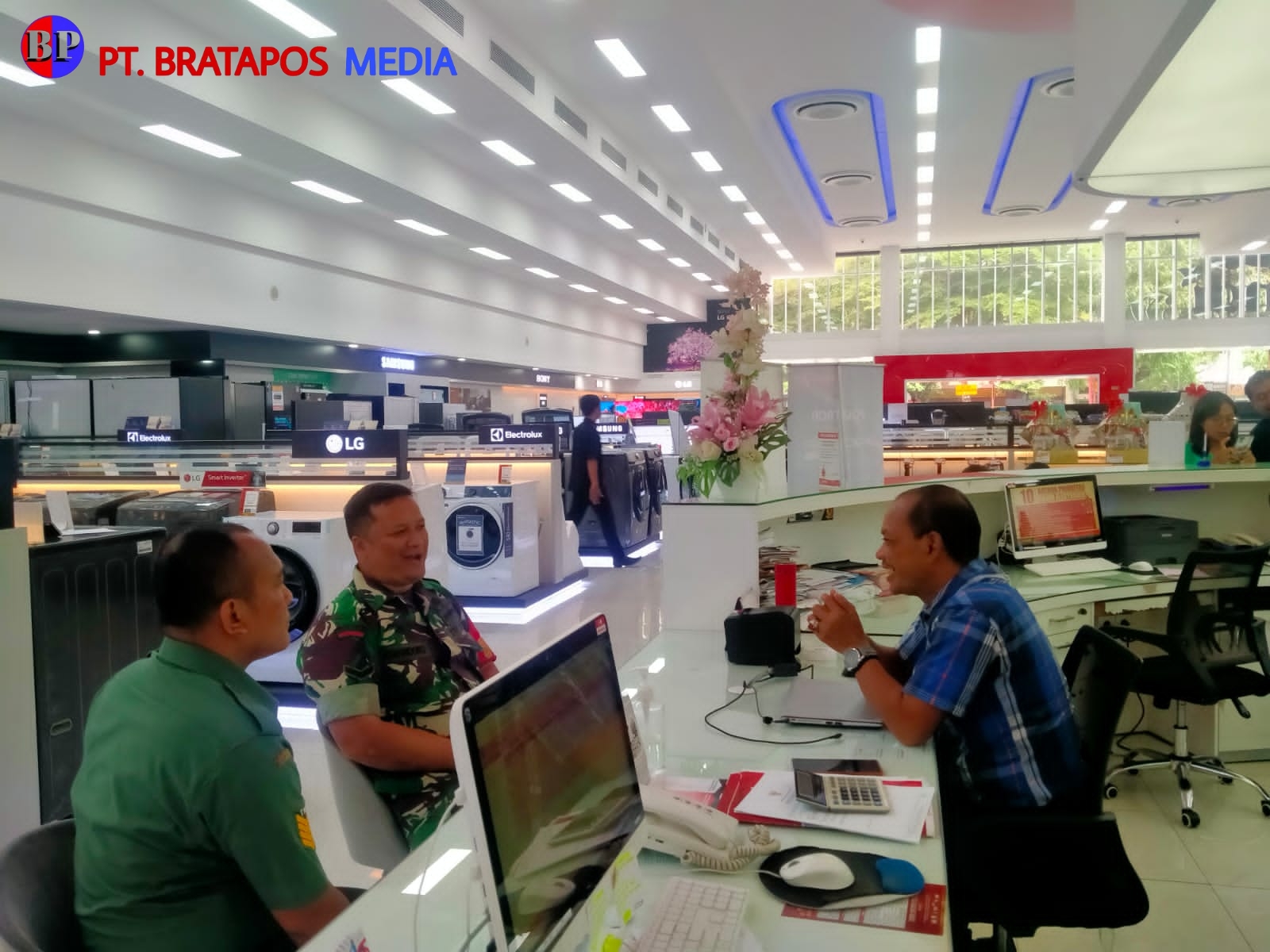 Bati Wanwil Dampingi Babinsa Sambangi Pengusaha Toko Elektronik