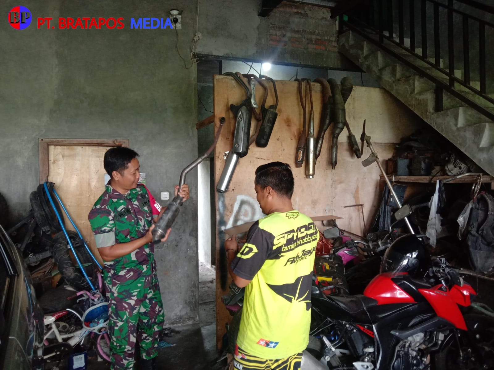 Sambangi Pemilik Bengkel, Babinsa Edukasi Larangan Knalpot Brong