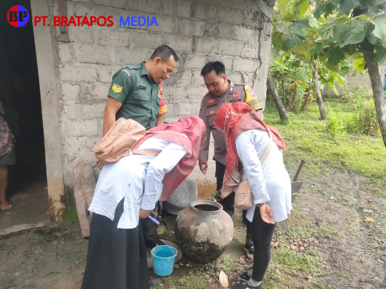 Babinsa Dampingi Kader Kesehatan Berantas Sarang Nyamuk Door To Door