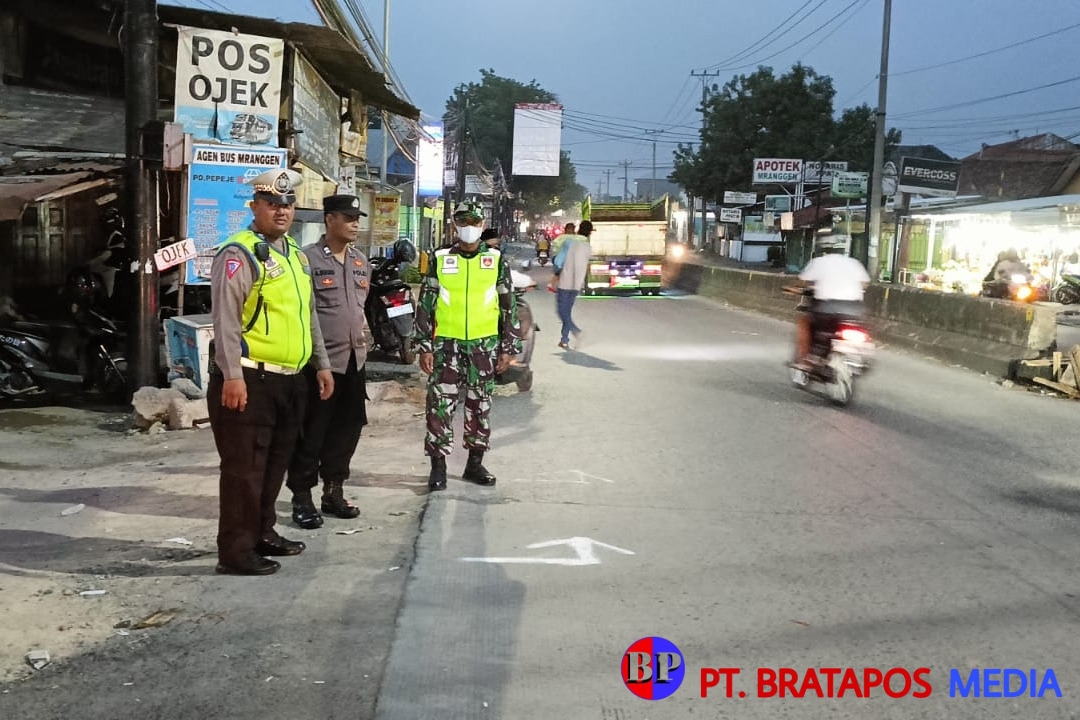 Sinergitas TNI-Polri Lakukan Pengamanan Pasar Kembang
