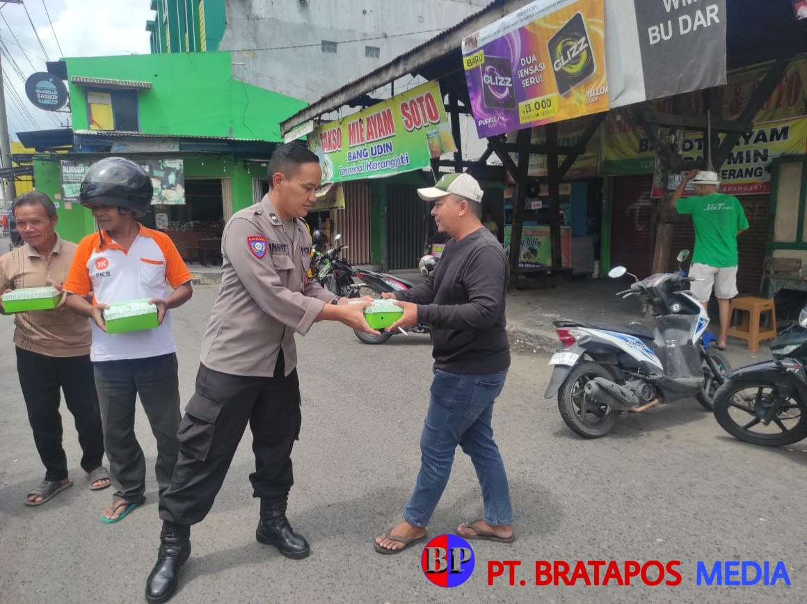 Jumat Berkah, Polsek Bergas Bagikan Makanan