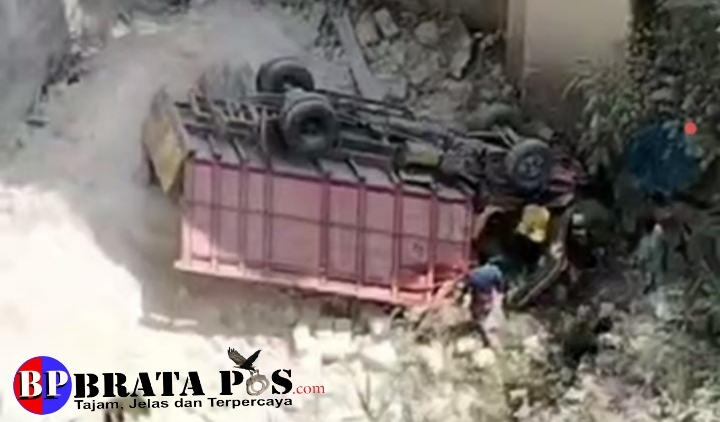 Truk Dump Pengangkut Batu Kumbung Terjun Bebas, ke Jurang Sedalam 50 Meter di Tuban