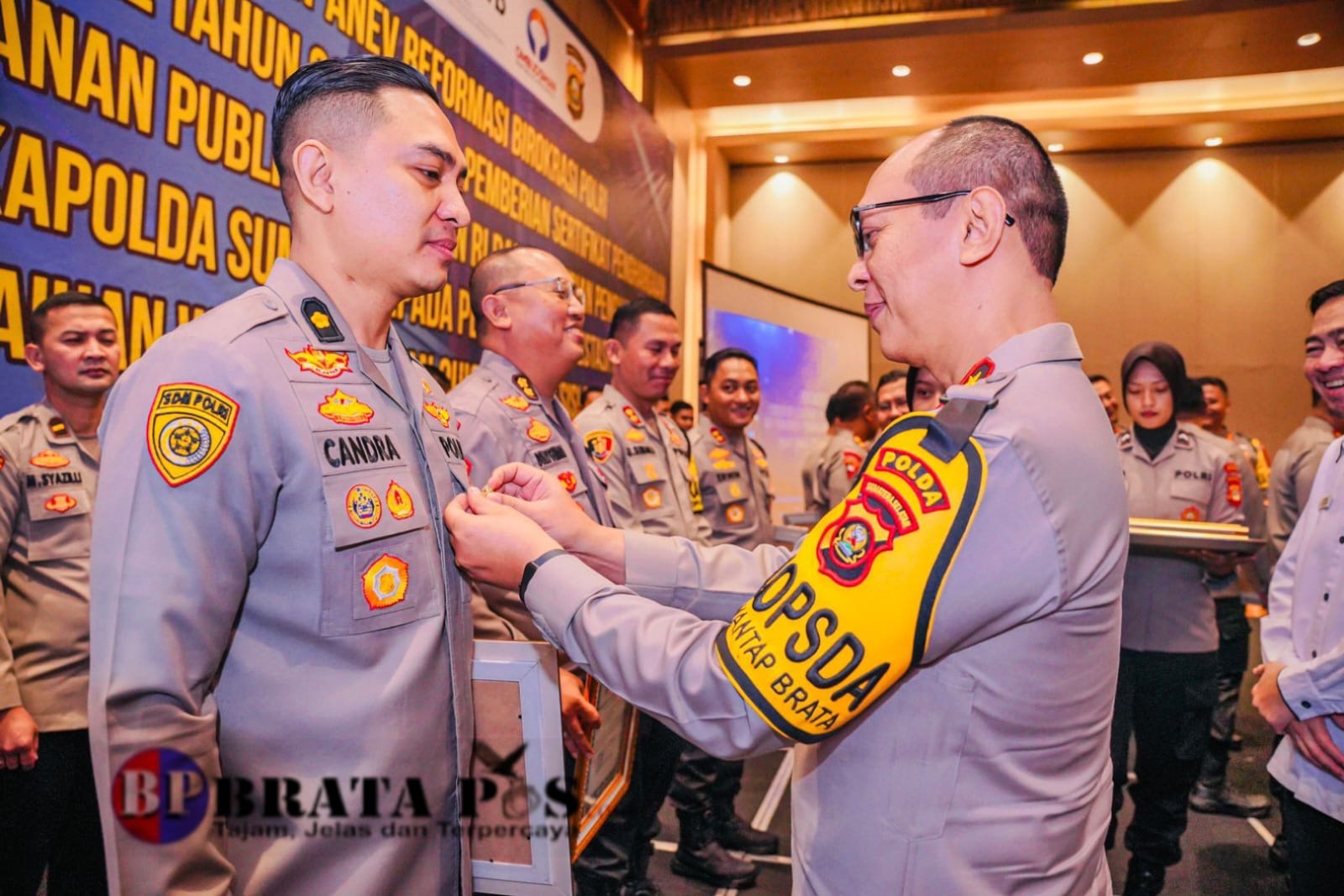 Kapolda Sumatera Selatan Berikan PIN Emas Personel Berprestasi.