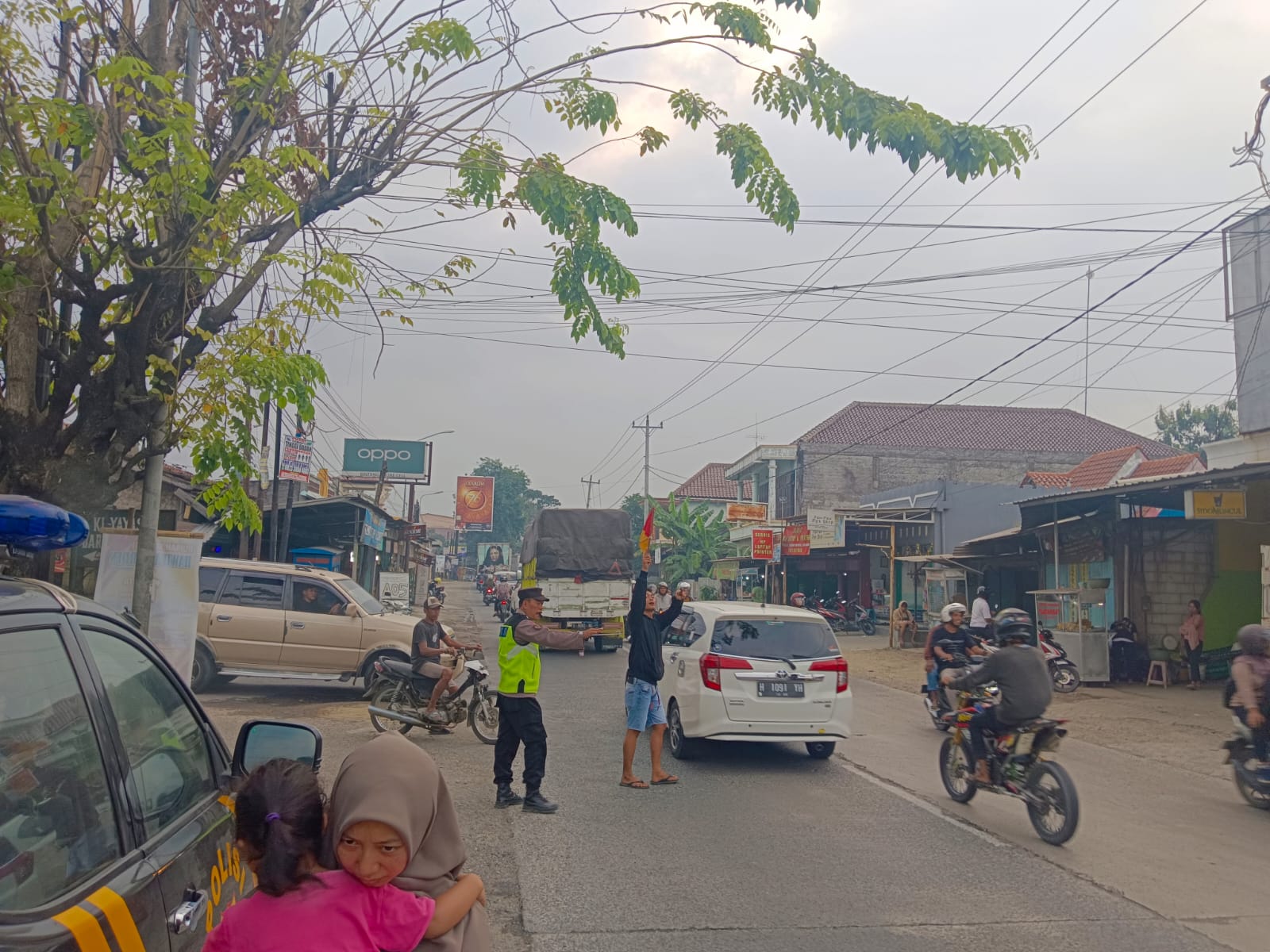 Antisipasi Kecelakaan Bripka Rohmad Tiap Pagi Dan Sore Mengatur Lalin Yang Macet Di Pertigaan Pasar Tegowanu
