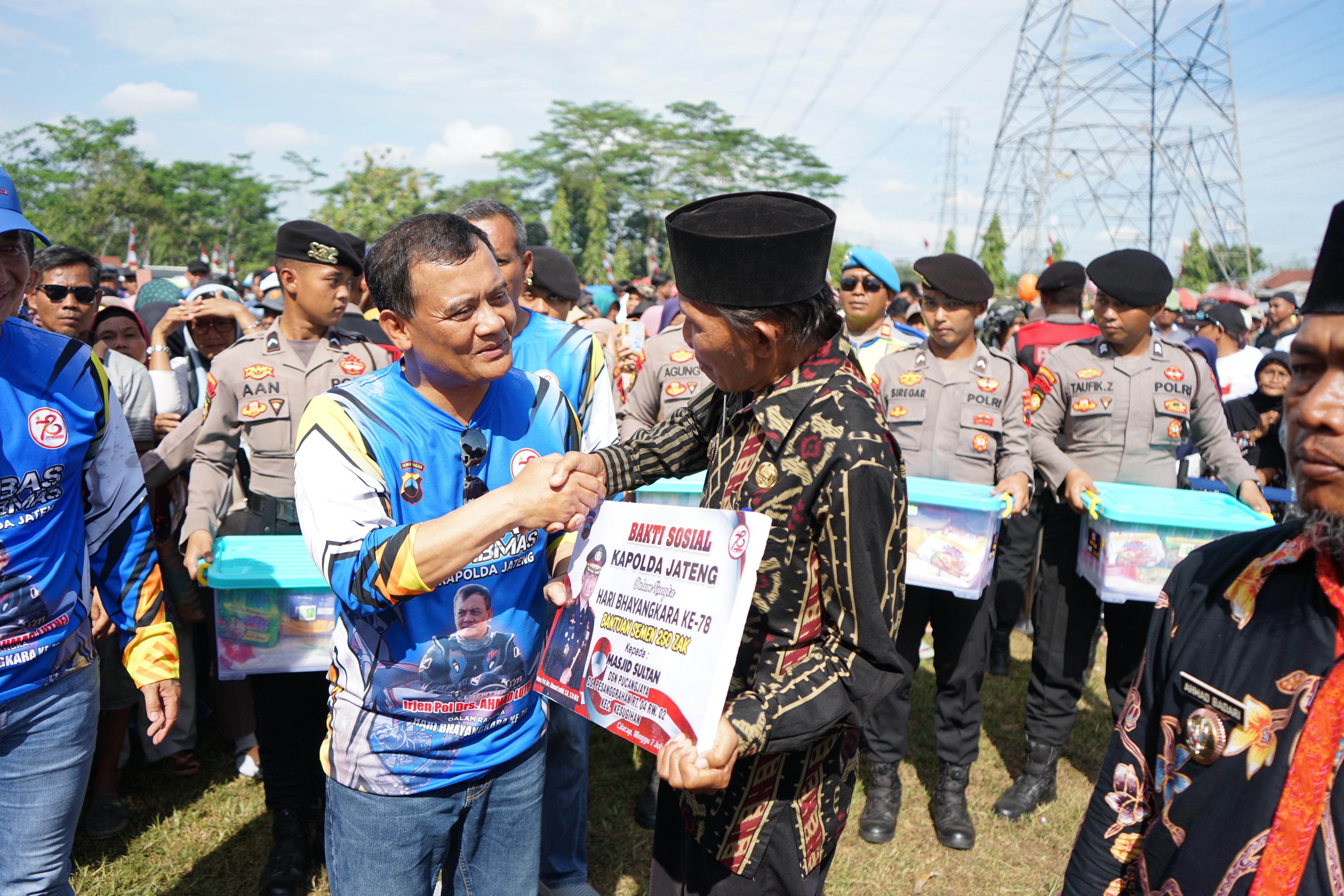 DI Cilacap, Irjen Pol Ahmad Luthfi Sumbang Ratusan Sak Semen Guna Bangun Masjid