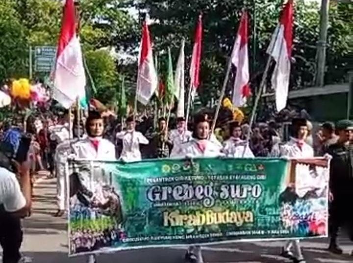 Tradisi Tahunan Kirab Hasil Bumi Di Grebeg Suro Girikusumo – Desa Banyumeneng Mranggen