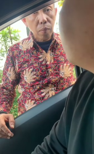 Viral! Lantaran Tak Terima Ditegur, Bapak Baju Batik Mengamuk dan Menendang Kaca Mobil Milik Seorang Suami Istri