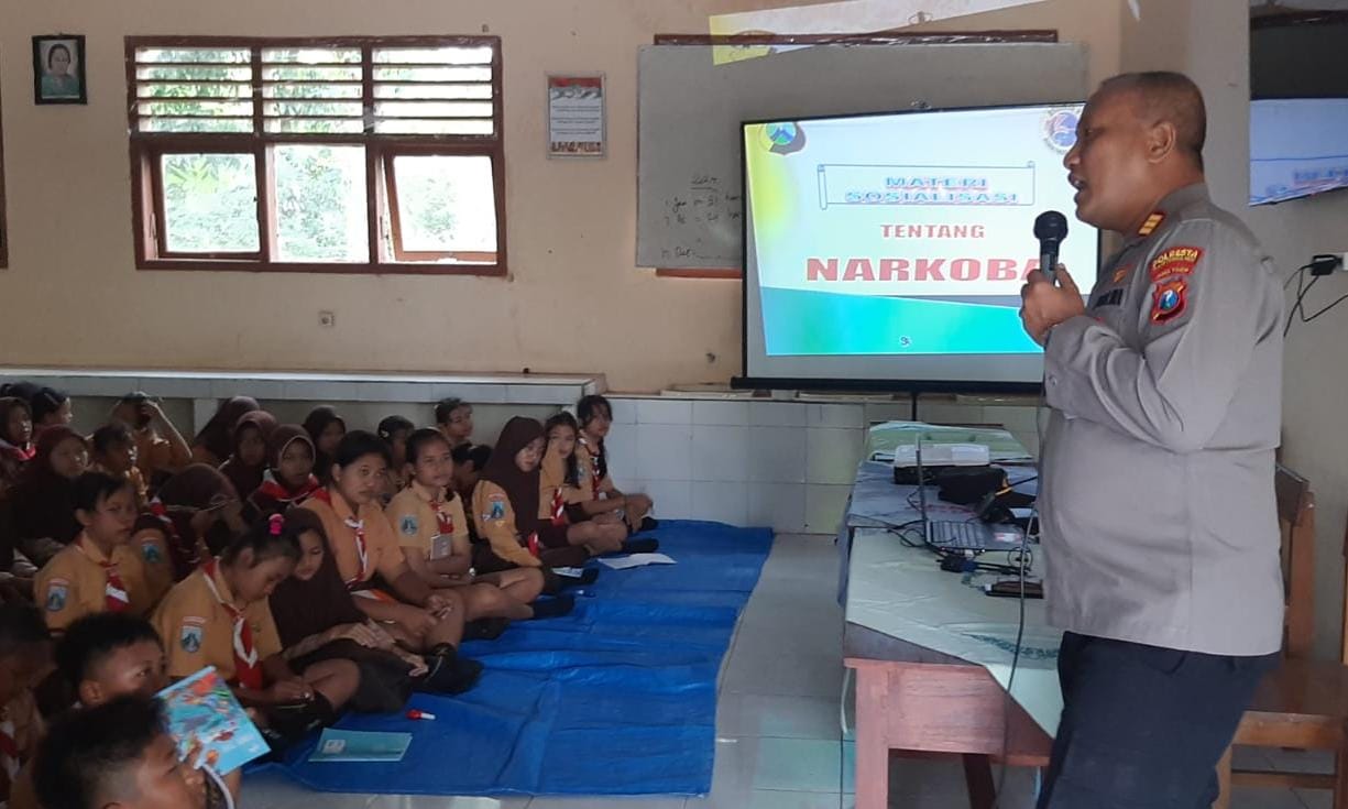 Kapolsek Pesanggaran Laksanakan "Sosialisasi Bahaya Narkoba & Psikotropika" di SMPN 2 Pesanggaran