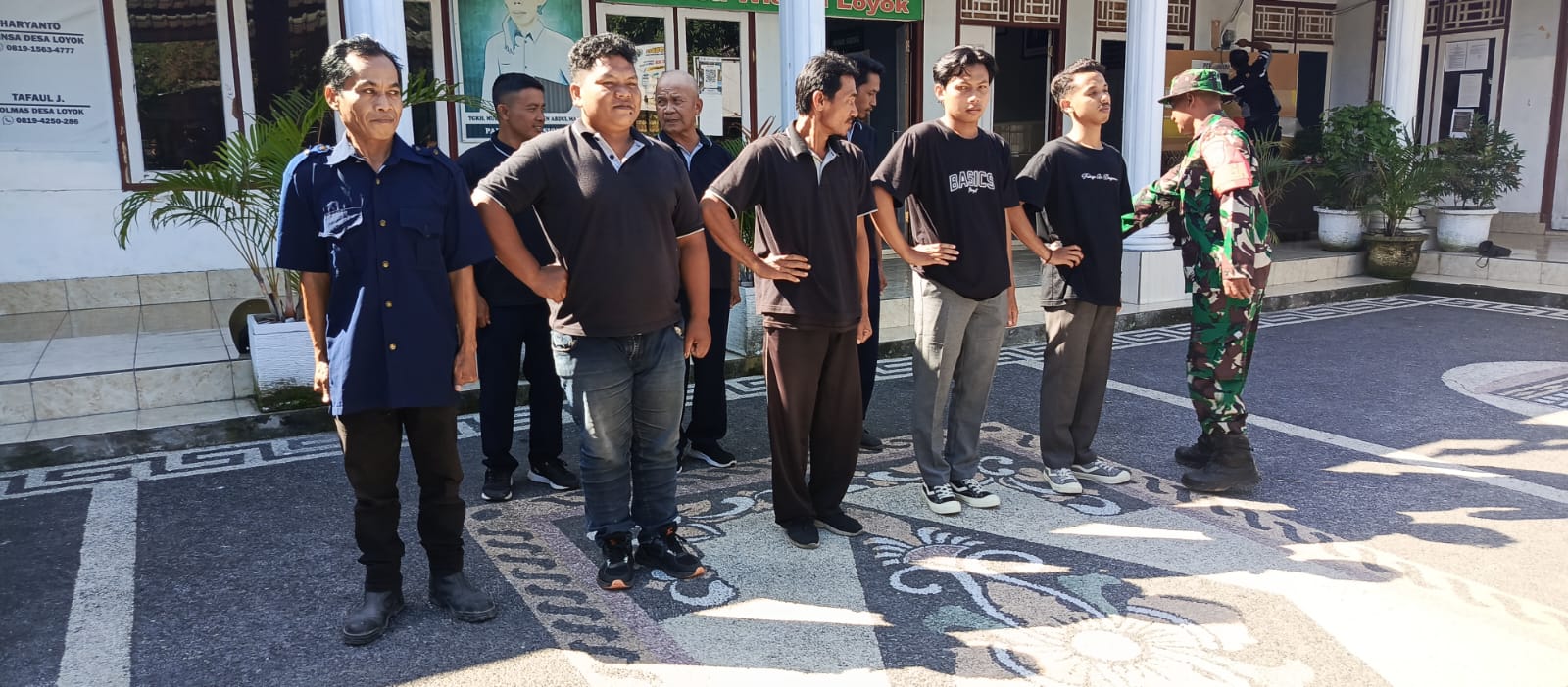 Tingkatkan Kedisiplinan BKD Desa Loyok,Babinsa Koramil 1615-09/Sikur Latihkan PBB