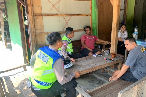 Sosialisasikan Ketertiban Dalam Berlalu Lintas, Polres Grobogan Blusukan Di Warung Kopi