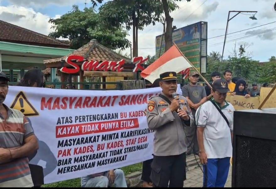 Polsek Siliragung Lakukan Pengamanan Aksi Unjuk Rasa di Desa Barurejo