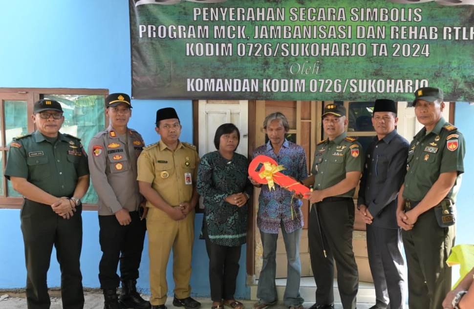 Dandim 0726/Sukoharjo Serahkan Kunci Hasil Renovasi RTLH di Desa Gedangan
