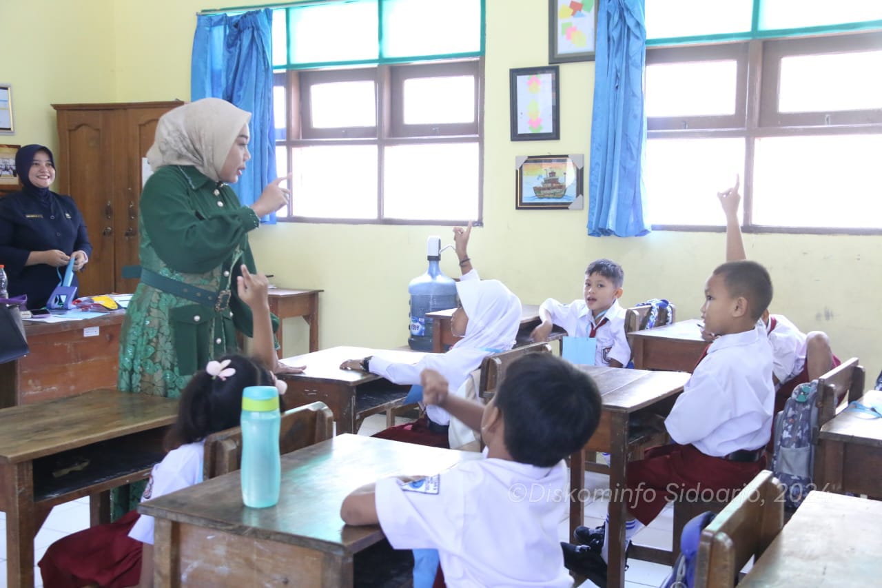 Sukseskan Transisi PAUD ke SD yang Menyenangkan 2024, dr. Sriatun Tinjau Langsung Pelaksanaan MPLS
