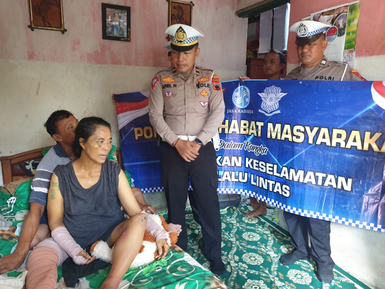 Ops Patuh Candi, Satlantas Polresta Pati Anjangsana Datangi Keluarga Korban Laka.