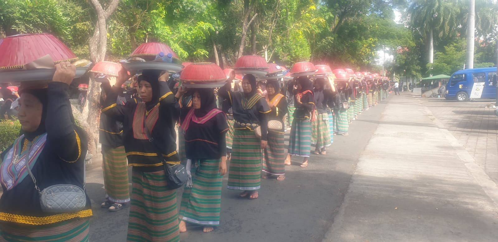 Parade 1000 Dulang Pada Acara HARGANAS Ke-XXX1  Dikawal Kapolsek Pringgasela