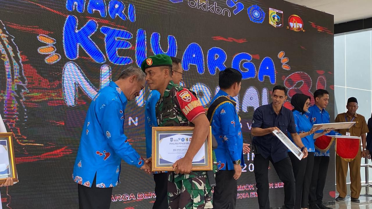 Babinsa Desa Kumbang Sertu Husni Jayadi Terima Piagam Penghargaan Babinsa Terbaik Kabupaten Lombok Timur