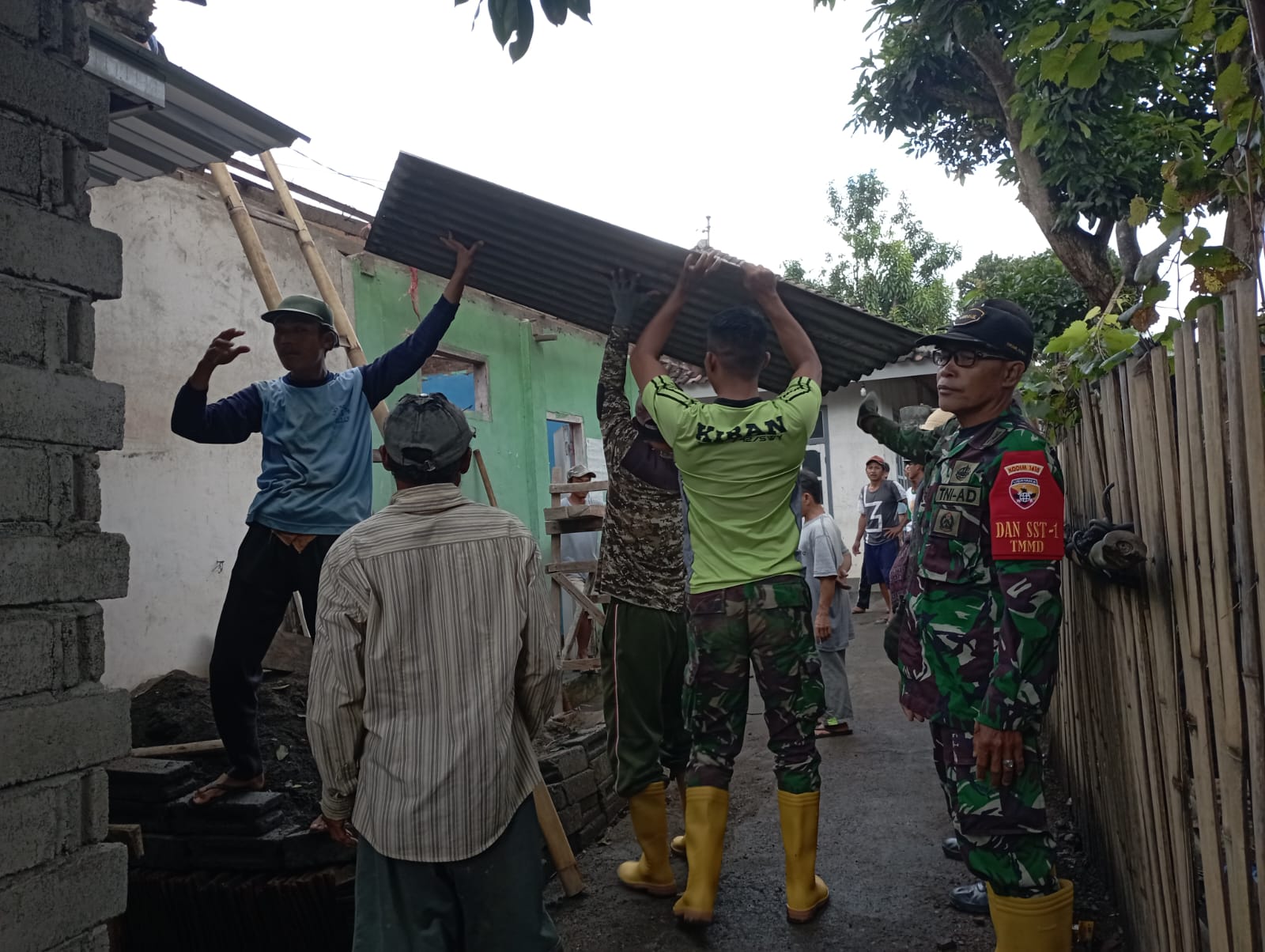 Dan SST-1 TMMD Kodim 1615/Lotim Memimpin Pembongkaran TPQ di Desa Loyok Sikur