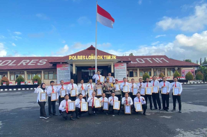 Kapolres Lombok Timur Berikan Penghargaan Kepada Anggota Polisi Berprestasi