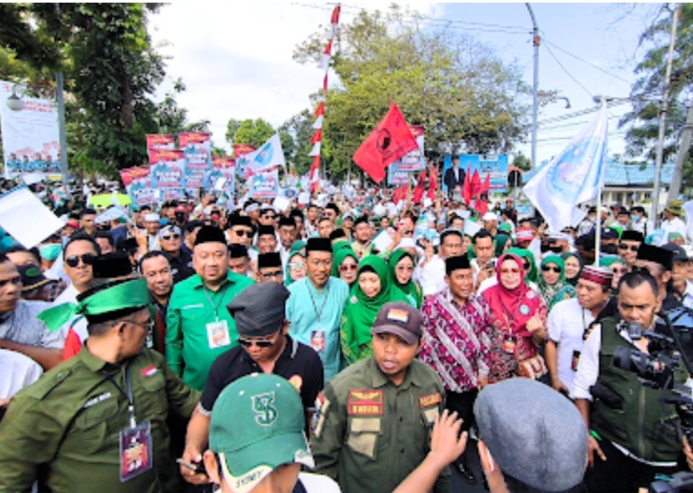 Antusias Massa, Para Pendukung dan Simpatisan "Rohmi-Firin," Hantar Daftar Ke KPU NTB