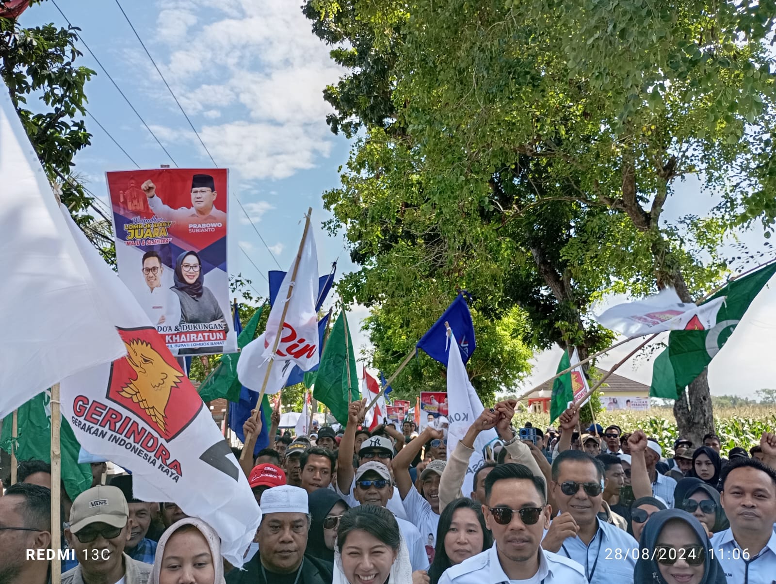 Tumpah Ruah Massa Pendukung dan Simpatisan Hantar Farin-Khairatun Daftar ke KPU Lobar