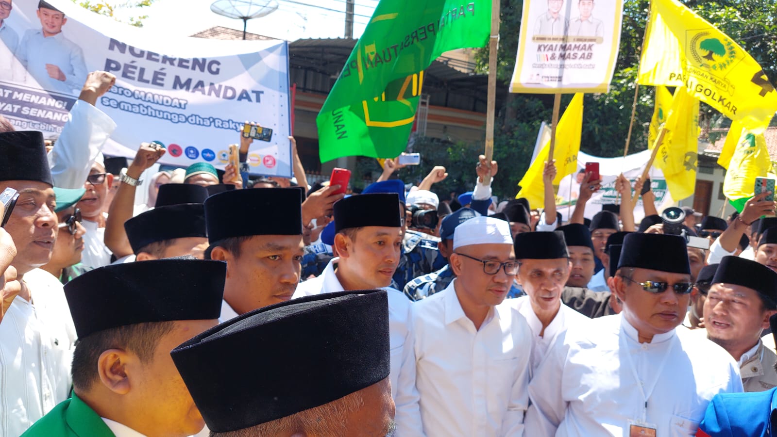 Paslon Kiai Mamak-Mas Ab Daftar ke KPU Sampang, Hakiki : Mandat Menang Rakyat Senang