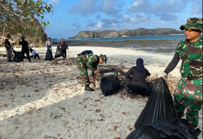 ITDC Gandeng TNI Bersihkan Kawasan Pantai KEK Mandalika, Jelang Perhelatan Motor GP 2024