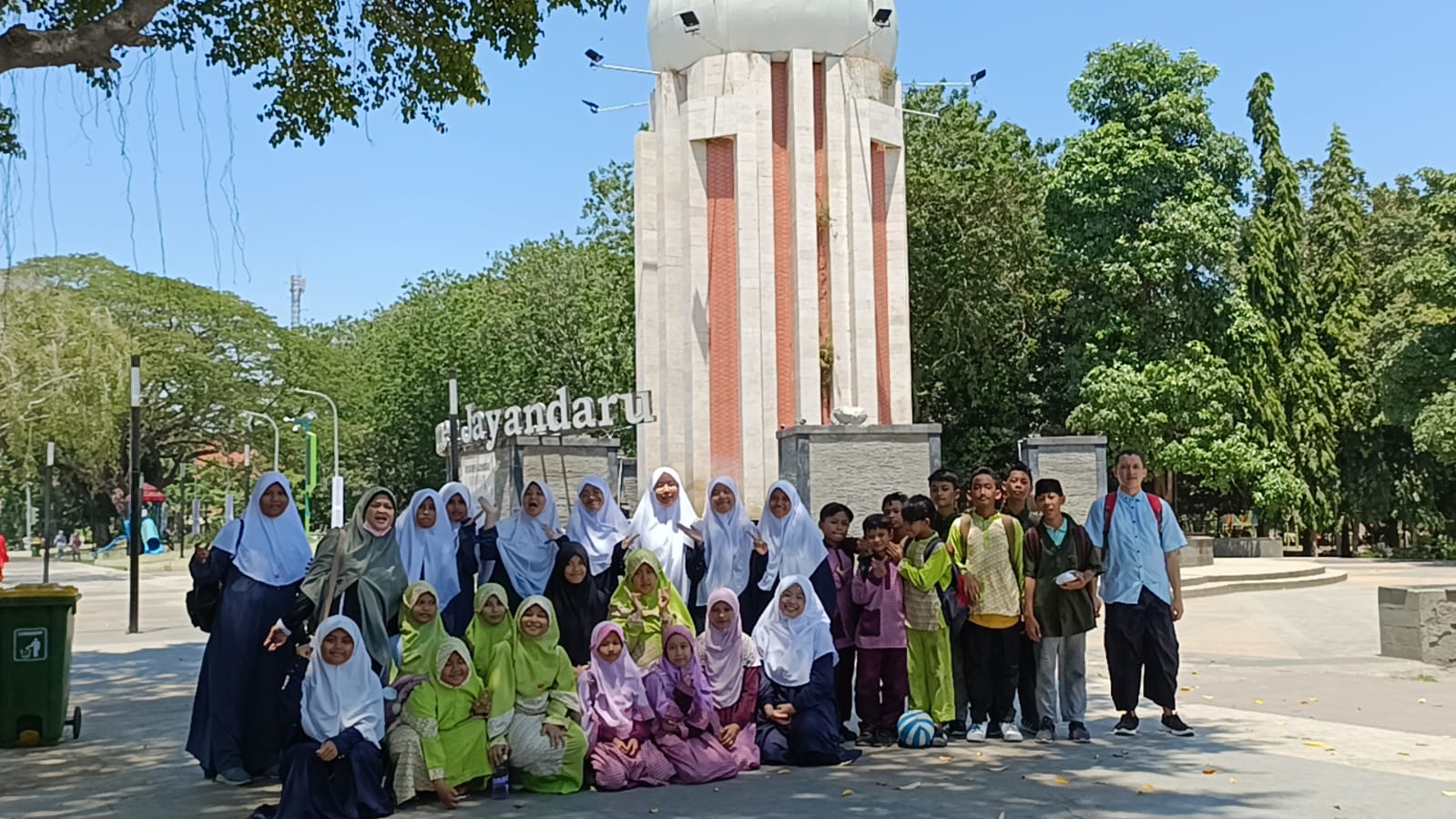 Jummah Mubaroh, Siswa- Siswi STPKU Wonoayu Sidoarjo Lakukan Outing Class di Alun-alun Sidoarjo