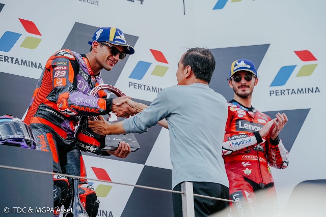 Penyerahan Trophy kepada "Jorge Martin " Oleh Presiden Joko Widodo, Sebagai Peraih Podium Utama Pertamina MotoGP of Indonesia Mandalika 2024