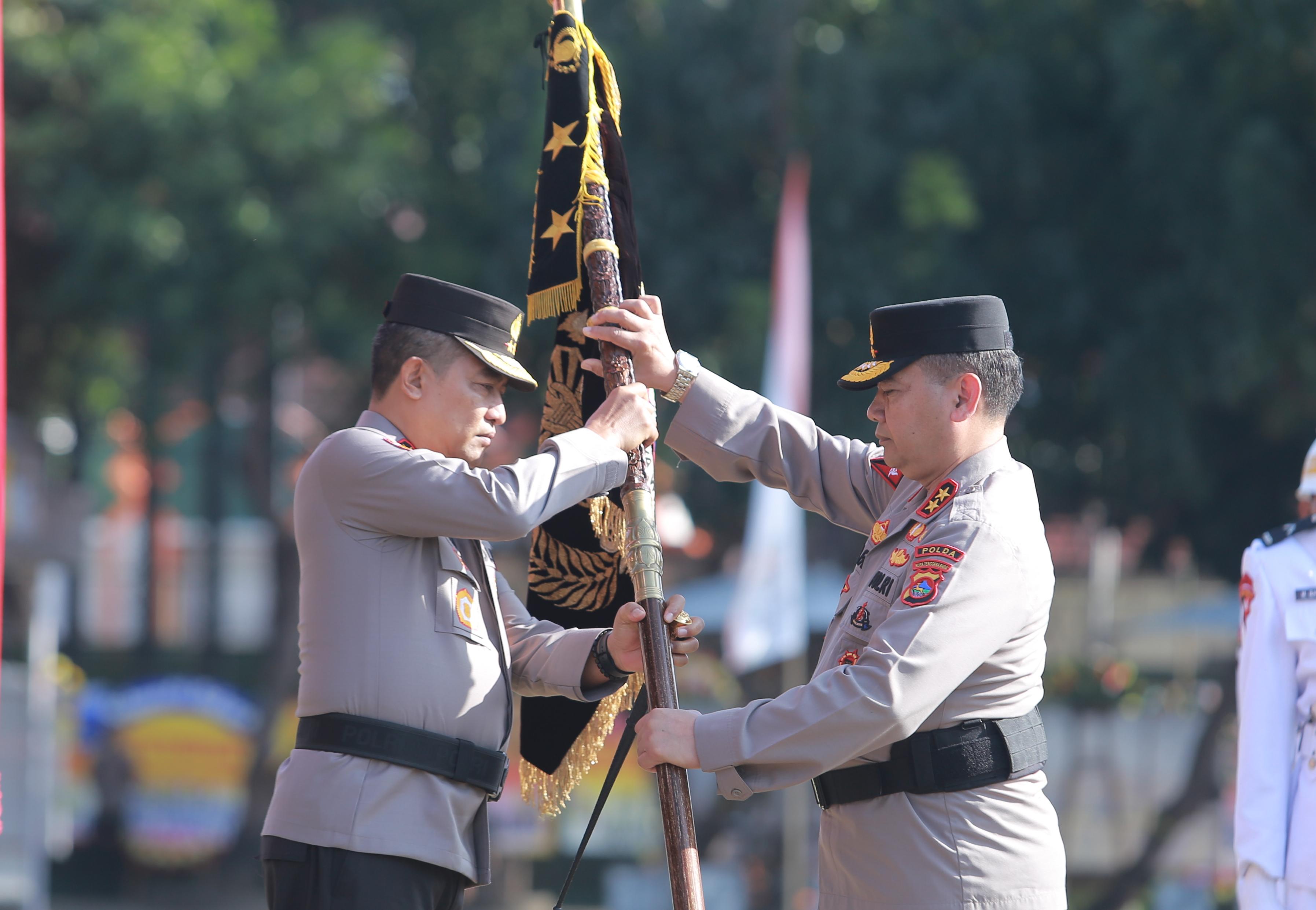 Serah Terima Pataka Pejabat Kapolda NTB dari Irjen Pol Umar Faruq Kepada Irjen Pol Hadi Gunawan