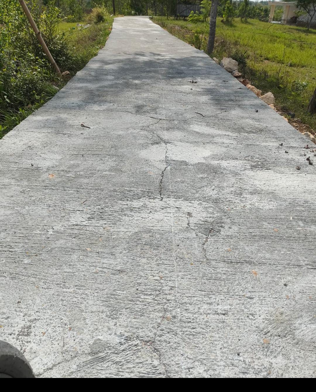 Lagi-Lagi Proyek Dana Desa Baturasang Dipersoalkan, Pekerjaan Drainase dan Rabat Beton Retak dalam Waktu Singkat